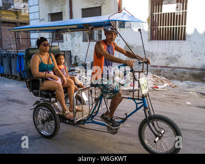 Fahrradrikscha mit einem Anderen und Tochter in den Straßen von Havanna, Havanna, Kuba Stockfoto