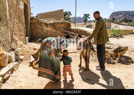 Äthiopische Familie und ihr Esel; Dugem, Tigray Region, Äthiopien Stockfoto