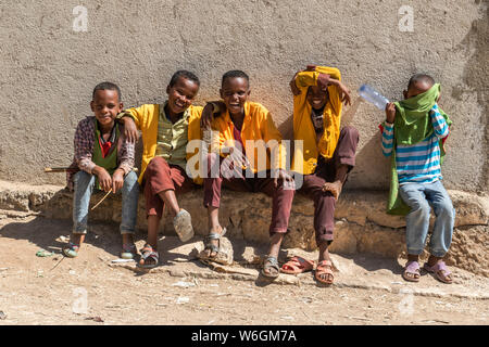 Äthiopischen Jungen sitzen und Lachen, Harar Jugol, die befestigte Altstadt; Harar, Harari Region, Äthiopien Stockfoto
