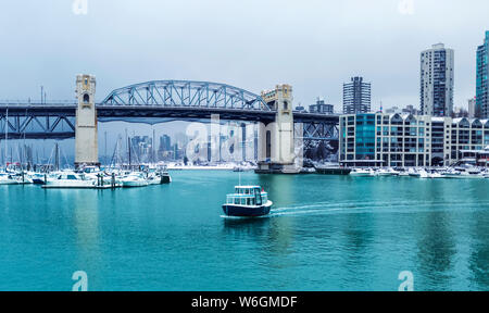 Burrard Street Bridge und Blick auf Granville Island mit Booten in False Creek; Vancouver, British Columbia, Kanada Stockfoto