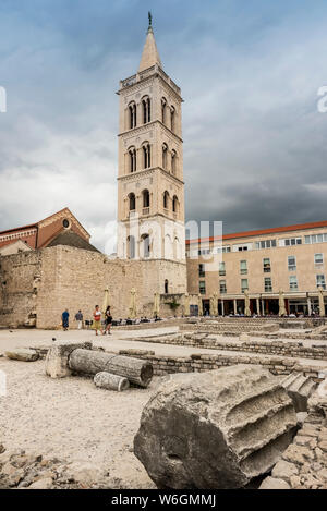 Römische Ruinen und der Turm der Kathedrale der hl. Anastasia, Zadar, Kroatien Stockfoto