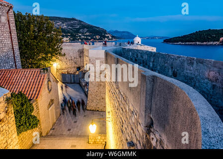 Straße innerhalb der Stadtmauern; Dubrovnik, Grafschaft Dubrovnik-Neretva, Kroatien Stockfoto