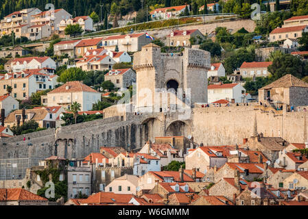 Blick auf Fort Minceta und die Stadtmauern; Dubrovnik, Grafschaft Dubrovnik-Neretva, Kroatien Stockfoto