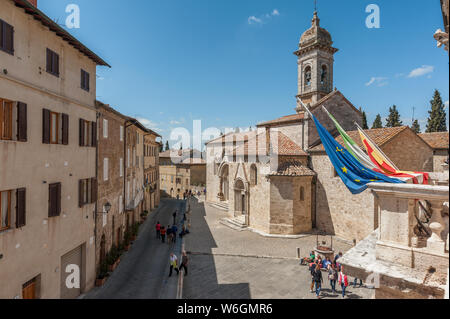 Die romanische Kirche von San Quirico d'Orcia, in der Provinz von Siena, Toskana, Italien Stockfoto