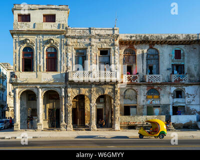 Die verwitterte Fassade eines Wohnhauses entlang einer Straße, Havanna, Kuba Stockfoto