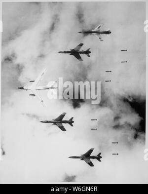 Fliegen unter Radar Control mit einer B-66 Zerstörer, Air Force F-105 Thunderchief Piloten Bombe ein militärisches Ziel, durch niedrige Wolken über der südlichen Pfannenstiel von North Viet Nam., 07/14/1966; Allgemeine Hinweise: Verwenden Sie Krieg und Konflikt Nummer 417 bei der Bestellung eine Reproduktion oder Anforderung von Informationen zu diesem Bild. Stockfoto