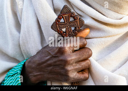 Kruzifix in den Händen eines äthiopisch-orthodoxen Priesters; Axum, Tigray Region, Äthiopien Stockfoto