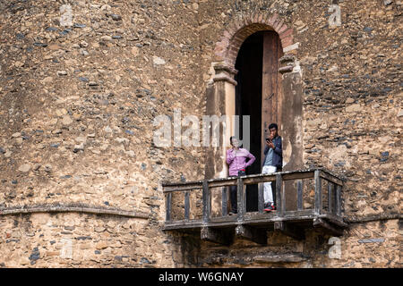 Äthiopische Männer auf einem Balkon des Fasilides Schloss, von Kaiser Fasilides im 17. Jahrhundert gegründet wurde, Fasil Ghebbi (Royal Enclosure) Stockfoto