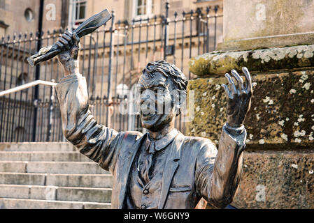 The Speaker, ein Stück Straßenskulptur auf dem Custom House Square, Belfast, Nordirland Stockfoto