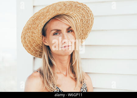Nahaufnahme Porträt einer blonden Frau mit Sommersprossen Stockfoto