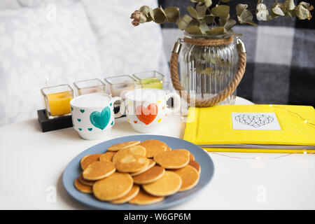 Lecker punkcakes Close-up vor dem Hintergrund von zwei Tassen Cappuccino. Stockfoto