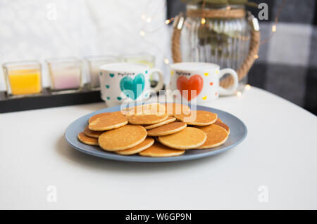 Lecker punkcakes Close-up vor dem Hintergrund von zwei Tassen Cappuccino. Stockfoto