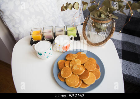 Lecker punkcakes Close-up vor dem Hintergrund von zwei Tassen Cappuccino. Stockfoto