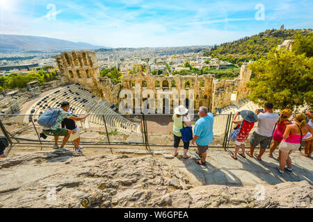 Odeon des Herodes Atticus, Greek Theatre auf der Akropolis von Athen Griechenland mit Phiopappos Hügel im Hintergrund an einem Sommernachmittag Stockfoto