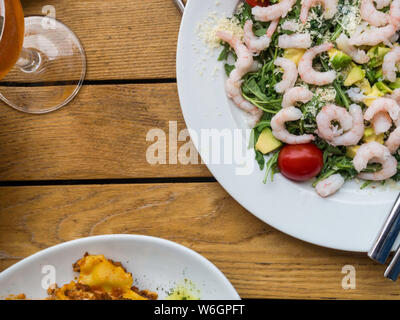 Salat mit Avocado und Garnelen in Schüssel, Ansicht von oben, Kopieren, in Holz- Oberfläche Stockfoto
