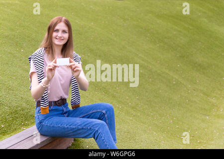 Mockup der weiblichen Hand mit einem Kraftpapier Visitenkarte Stockfoto