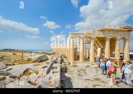 Massen von Touristen sammeln auf dem Weg zum Parthenon auf der Akropolis in Athen, Griechenland mit der Stadt und der Ägäis im Hintergrund. Stockfoto