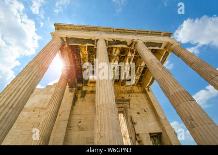 Sonnenlicht flares hinter der Decke des Erechtheion, einer antiken griechischen Tempel auf der Nordseite der Akropolis, Athen, Griechenland Stockfoto