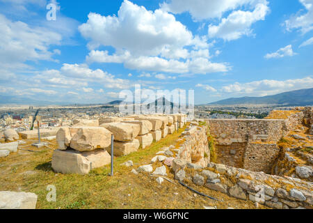 Blick auf den Likavitos-Hügel von Akropolis in Athen Griechenland an einem warmen Sommertag mit hübscher blauer Himmel Stockfoto