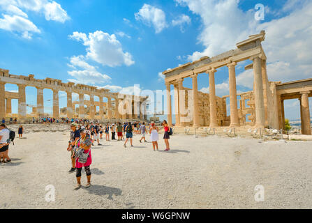 Touristen zu Fuß im Sommer Sonne auf Akropolis Hügel in der Nähe der Ruinen der alten Parthenon in Athen, Griechenland. Stockfoto