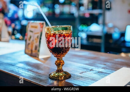 Alkohol Bar, rote cocktail Glas auf der Theke. Frische drink Cocktail auf einem farbigen Hintergrund Stockfoto