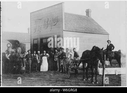 Um die Fässer an Kelley's Saloon die Bijou gesammelt. Runden Teich, OkIa. Terr. Von Kennett, Januar 1894 Stockfoto