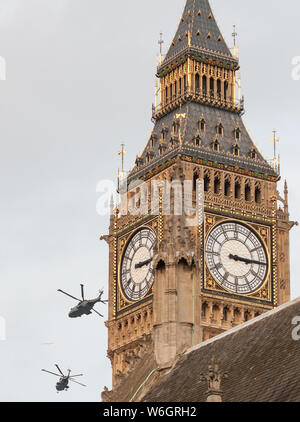 Häuser des Parlaments, Whitehall, London, UK. 2. Dezember 2015. Zwei militärische Hubschrauber fliegen tief über den Häusern des Parlaments als MPs Debatte, ob Stockfoto