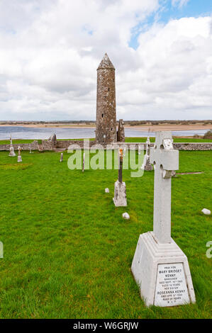 Turm und Kreuze, das Kloster Clonmacnoise Siedlung, County Offaly, Irland Stockfoto