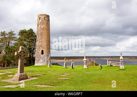 Turm und Grabsteine, Kloster Clonmacnoise Siedlung, County Offaly, Irland Stockfoto