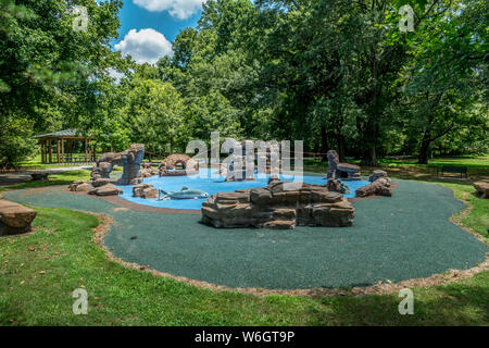 Spielplatz mit Klettern outdoor thematische Strukturen, Kanu, Fischen, Biber, Frosch, Felsen und ein Gummi Matte See für Phantasie leer an einem Park auf eine Brig Stockfoto