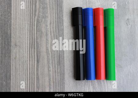 Schwarz, Blau, Grün und Rot Marker auf grauem Hintergrund mit Kopie Raum Stockfoto