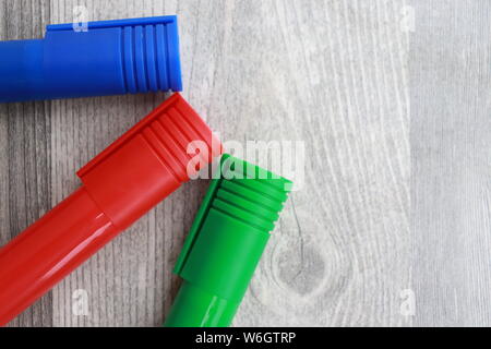 Schwarz, Blau, Grün und Rot Marker auf grauem Hintergrund mit Kopie Raum Stockfoto