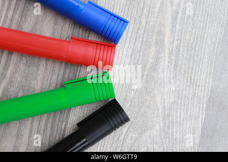 Schwarz, Blau, Grün und Rot Marker auf grauem Hintergrund mit Kopie Raum Stockfoto
