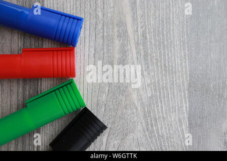 Schwarz, Blau, Grün und Rot Marker auf grauem Hintergrund mit Kopie Raum Stockfoto