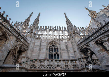 Weißer Marmor-Statuen auf dem Dach des berühmten Kathedrale Duomo di Milano auf Piazza in Mailand, Italien Stockfoto