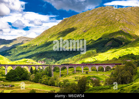 Zug Viadukt der Jacobite Dampfzug. Dampflokomotive der British Railways in Glenfinnan, Schottland Stockfoto