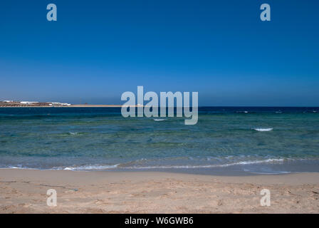 Der Sandstrand von Marsa Abu Dabab Bay in Ägypten Stockfoto