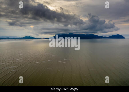 Antenne drone Sonnenuntergang und Wolken über dem Meer bei Ebbe in Sarawak, Malaysia Borneo Stockfoto