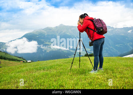 Frau unter Foto der malerischen Berglandschaft Stockfoto