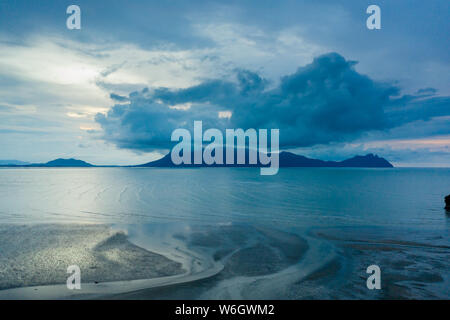 Antenne drone Sonnenuntergang und Wolken über dem Meer bei Ebbe in Sarawak, Malaysia Borneo Stockfoto