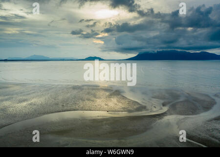 Antenne drone Sonnenuntergang und Wolken über dem Meer bei Ebbe in Sarawak, Malaysia Borneo Stockfoto