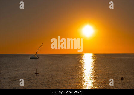 Sonnenaufgang über das Rote Meer und die Silhouette eines verlassenen Schiff in Port Ghalib, Ägypten Stockfoto