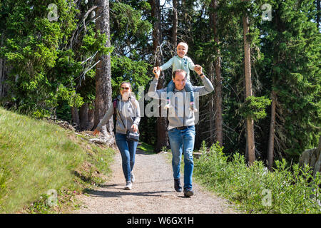 Familie Wandern Wanderweg in den Bergen im Sommer Stockfoto