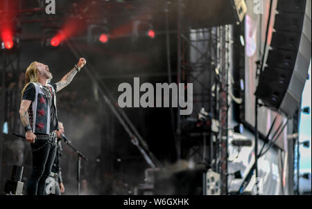 Wacken, Deutschland. 01 Aug, 2019. Joacim Cans, Sänger der schwedischen Band Hammerfall, ist auf der Bühne des WOA-Wacken Open. Die WOA wird als der größte Heavy Metal Festival der Welt angesehen. Quelle: Axel Heimken/dpa/Alamy leben Nachrichten Stockfoto