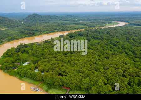 Antenne drone Ansicht einer langen gewundenen Fluss durch einen tropischen Regenwald Stockfoto