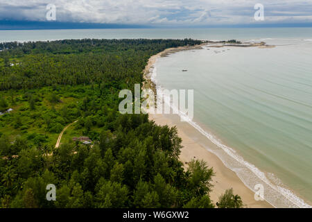 Luftaufnahme von einem schönen, tropischen Sandstrand und Palmen (Coconut Beach, Khao Lak, Thailand) Stockfoto