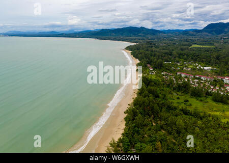 Luftaufnahme von einem schönen, tropischen Sandstrand und Palmen (Coconut Beach, Khao Lak, Thailand) Stockfoto