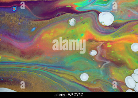 Abstrakte Acrylmalerei in einem Regenbogen von hellen Neonfarben für Hintergründe. Stockfoto