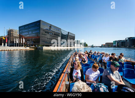 Die Königliche Bibliothek oder Black Diamond ikonischen Gebäude am Wasser gesehen von einem Kanal Boot sightseeing tour in Kopenhagen, Dänemark, am 18. Juli 2019 Stockfoto