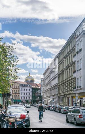 BERLIN, DEUTSCHLAND - 26. SEPTEMBER 2018: In der Tiefe der Perspektive eines Mannes, der auf einem Fahrrad in einer belebten Straße in der Nähe der Neue Synagoge, ein Wahrzeichen der Berliner Stockfoto